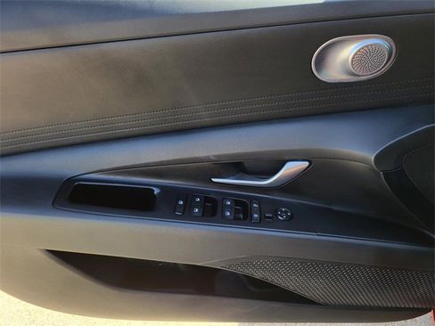 Certified 2025 Hyundai Elantra SE image 14