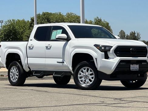 Used 2025 Toyota Tacoma SR5 w/ SR5 Upgrade Package AWD/4WD image 2
