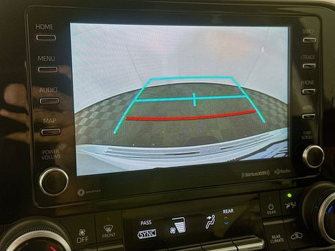 Used 2021 Toyota Highlander XLE FWD image 23