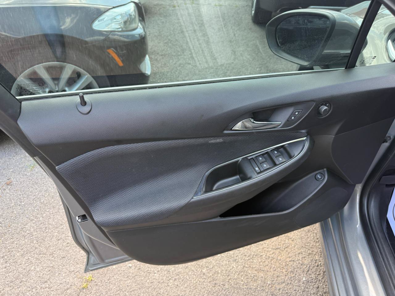 Used 2018 Chevrolet Cruze LT w/ Convenience Package FWD image 27