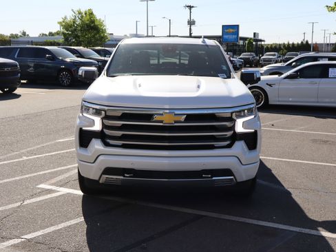 Used 2024 Chevrolet Silverado 1500 High Country w/ High Country Premium Package AWD/4WD image 3