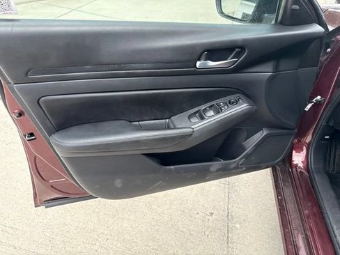 Used 2025 Nissan Altima 2.5 SV FWD image 14