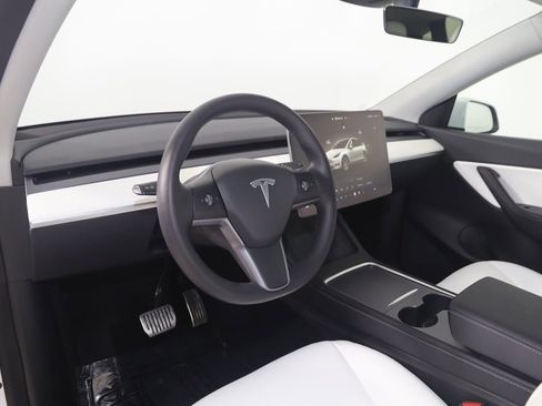 Used 2022 Tesla Model Y Long Range image 24