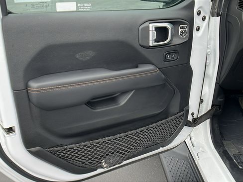 Used 2023 Jeep Gladiator Overland AWD/4WD image 15