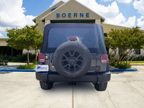 Used 2018 Jeep Wrangler Unlimited Sport w/ Connectivity Group AWD/4WD image 4