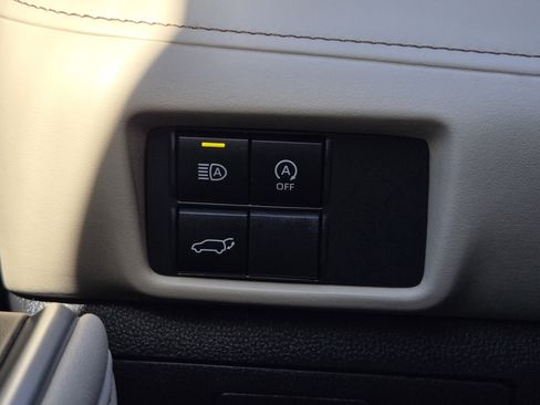 Used 2024 Toyota Highlander XLE image 33