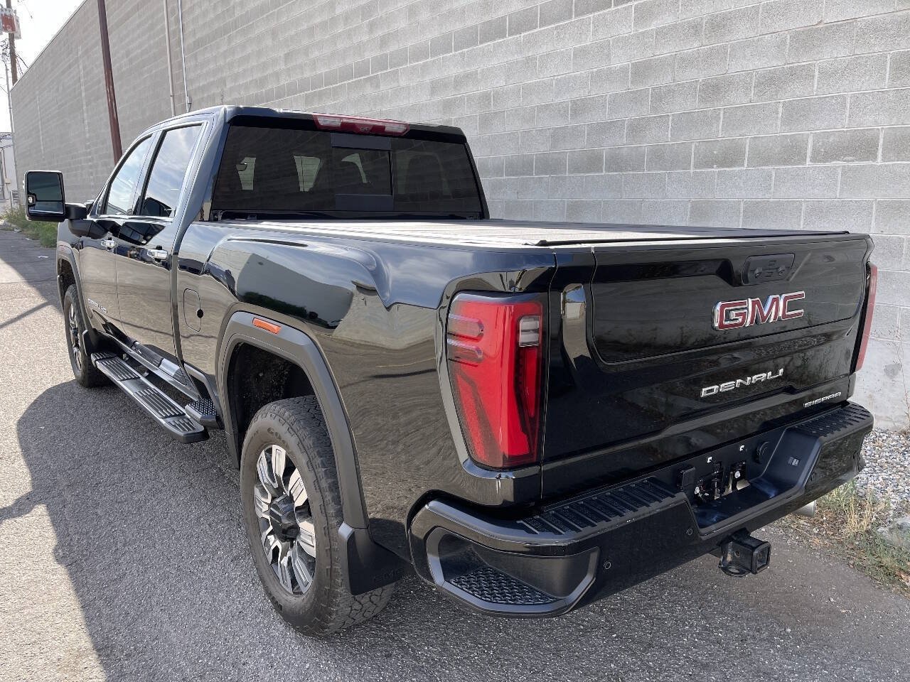 Used 2024 GMC Sierra 3500 Denali w/ Technology Package AWD/4WD image 3