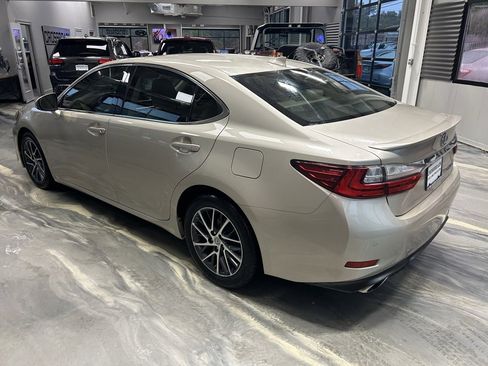 Used 2016 Lexus ES 350 350 w/ Navigation System Package image 36