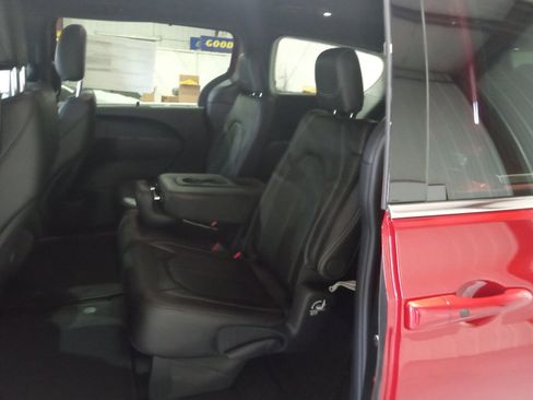 New 2026 Chrysler Pacifica Select image 12