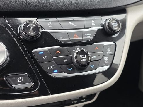 Used 2019 Chrysler Pacifica Touring-L FWD image 24