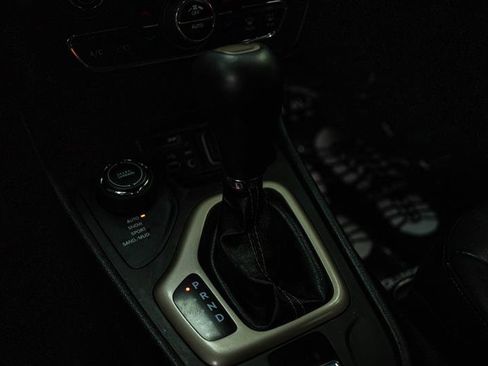 Used 2018 Jeep Cherokee Limited image 19
