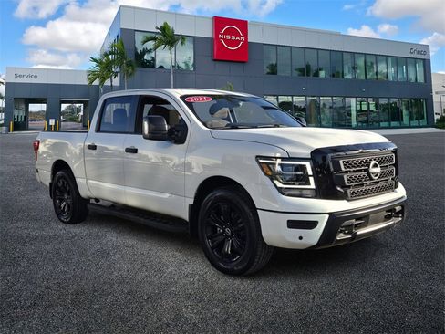Used 2024 Nissan Titan SV w/ SV Convenience Package image 2