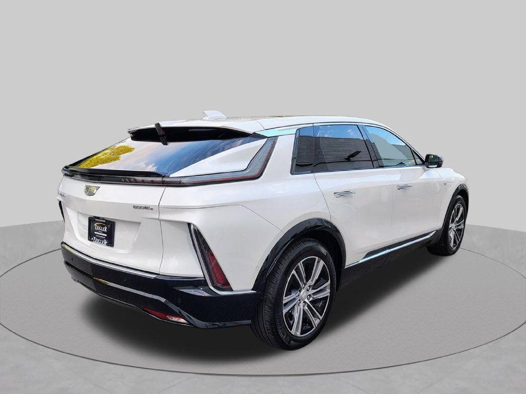 Used 2024 Cadillac Lyriq Luxury AWD/4WD image 9