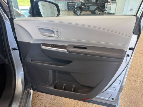 Used 2024 Toyota Sienna LE AWD/4WD image 32