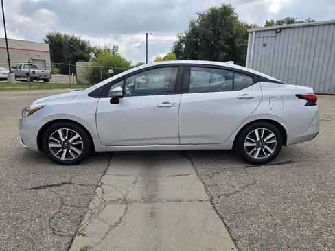 Used 2020 Nissan Versa SV image 9