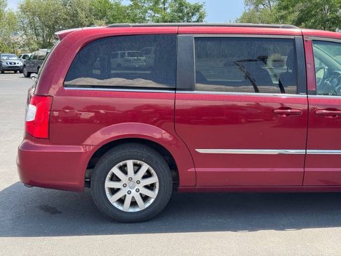 Used 2014 Chrysler Town & Country Touring FWD image 9