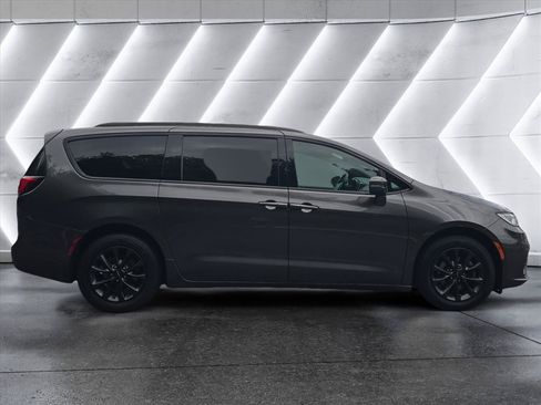 Used 2021 Chrysler Pacifica Touring w/ S Appearance Package FWD image 6