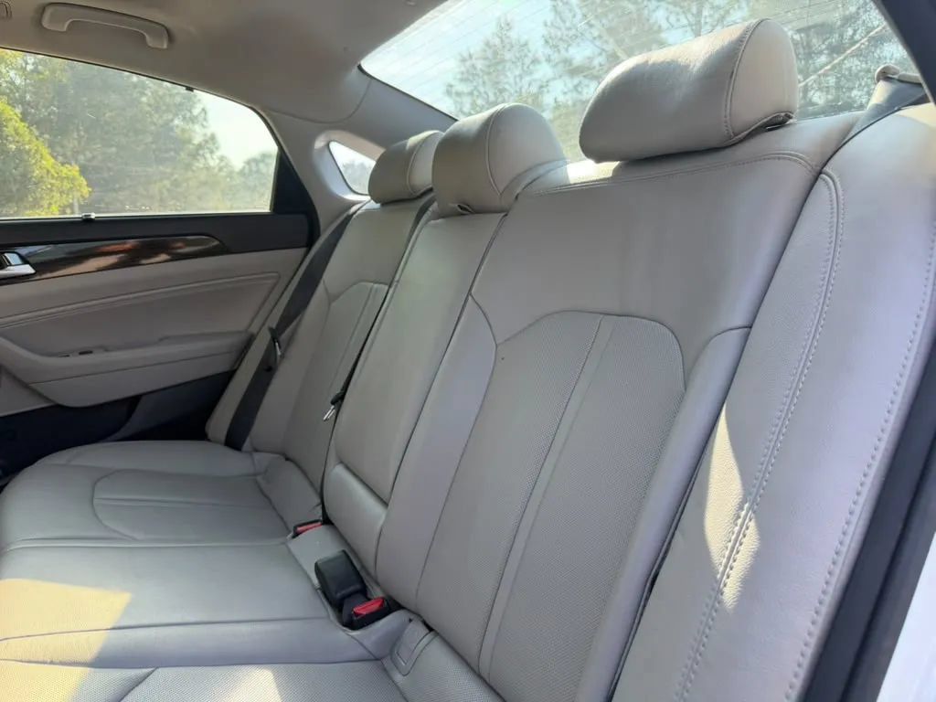 Used 2015 Hyundai Sonata Limited w/ Option Group 06 FWD image 16