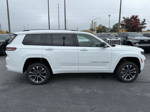 Used 2022 Jeep Grand Cherokee L Overland w/ Advanced Protech Group III AWD/4WD image 11