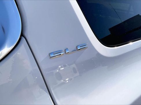 Certified 2023 GMC Acadia SLE FWD image 11