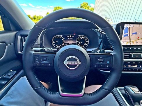 Used 2025 Nissan Pathfinder SL FWD image 27