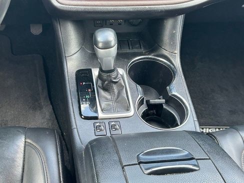 Used 2019 Toyota Highlander XLE FWD image 24