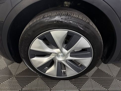 Used 2024 Tesla Model Y 2WD image 11
