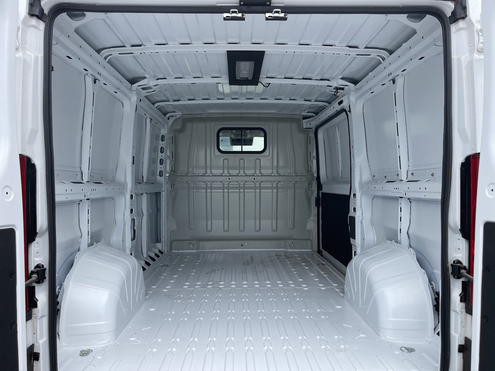 New 2024 RAM ProMaster 1500 w/ Convenience Group FWD image 10