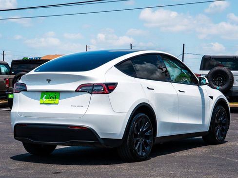 Used 2023 Tesla Model Y AWD image 3