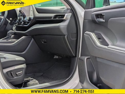 Used 2023 Toyota Highlander XLE FWD image 9