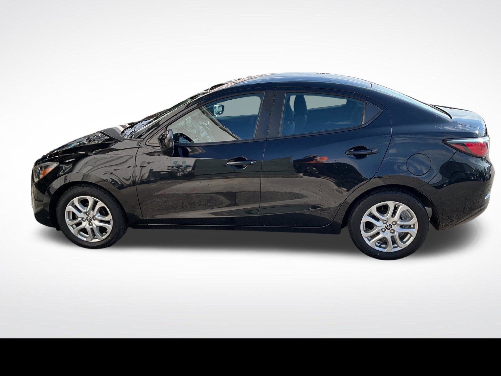 Used 2017 Toyota Yaris iA FWD image 2