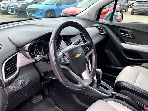 Used 2022 Chevrolet Trax LT w/ LT Convenience Package image 8