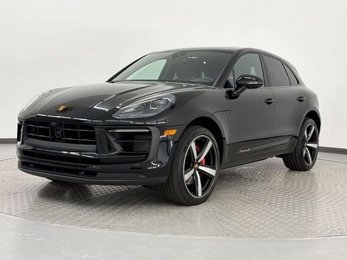 Certified 2024 Porsche Macan S AWD/4WD image 1