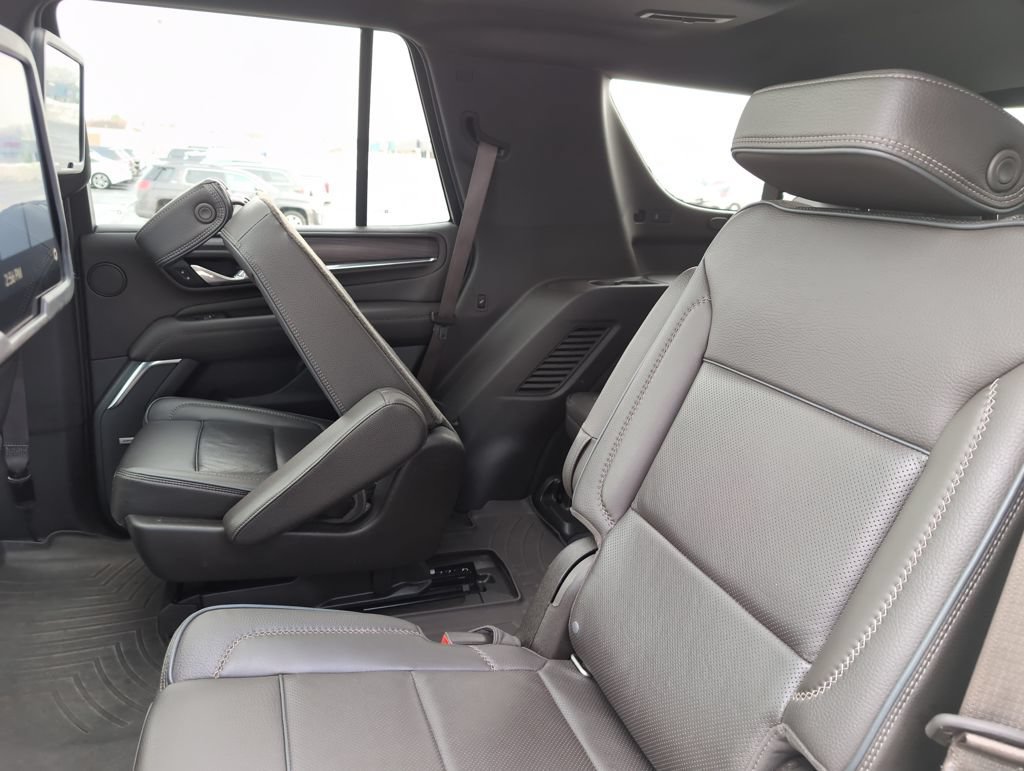 Used 2021 GMC Yukon Denali w/ Denali Premium Package AWD/4WD image 13