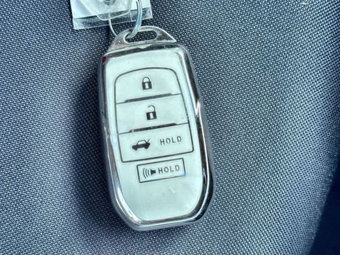 Used 2021 Toyota Venza LE AWD/4WD image 28