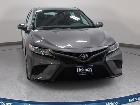 Used 2019 Toyota Camry SE FWD image 3