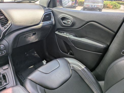 Used 2019 Jeep Cherokee Latitude Plus FWD image 17