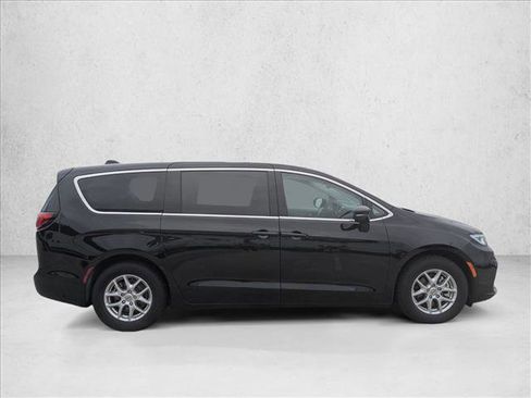 Used 2024 Chrysler Pacifica Touring-L FWD image 4