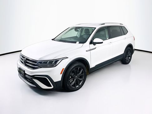 Used 2023 Volkswagen Tiguan SE image 3