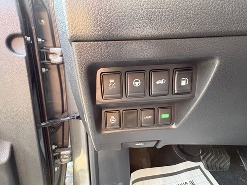 Used 2020 Nissan Rogue SV w/ Premium Package image 11