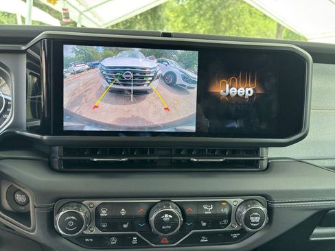 Used 2025 Jeep Wrangler Unlimited Sahara AWD/4WD image 17