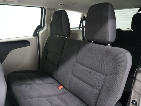 Used 2018 Dodge Grand Caravan SE w/ UConnect Hands-Free Group image 12