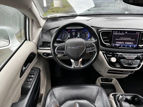 Used 2021 Chrysler Pacifica Touring-L FWD image 10