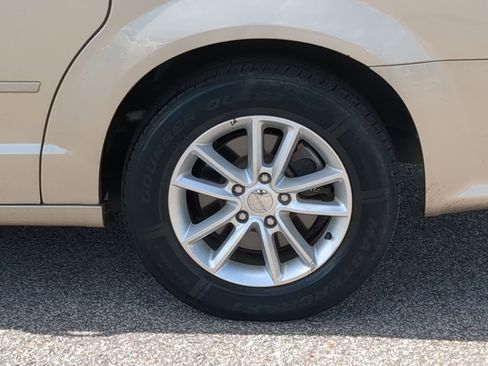 Used 2013 Dodge Grand Caravan SXT w/ UConnect Hands-Free Group FWD image 10