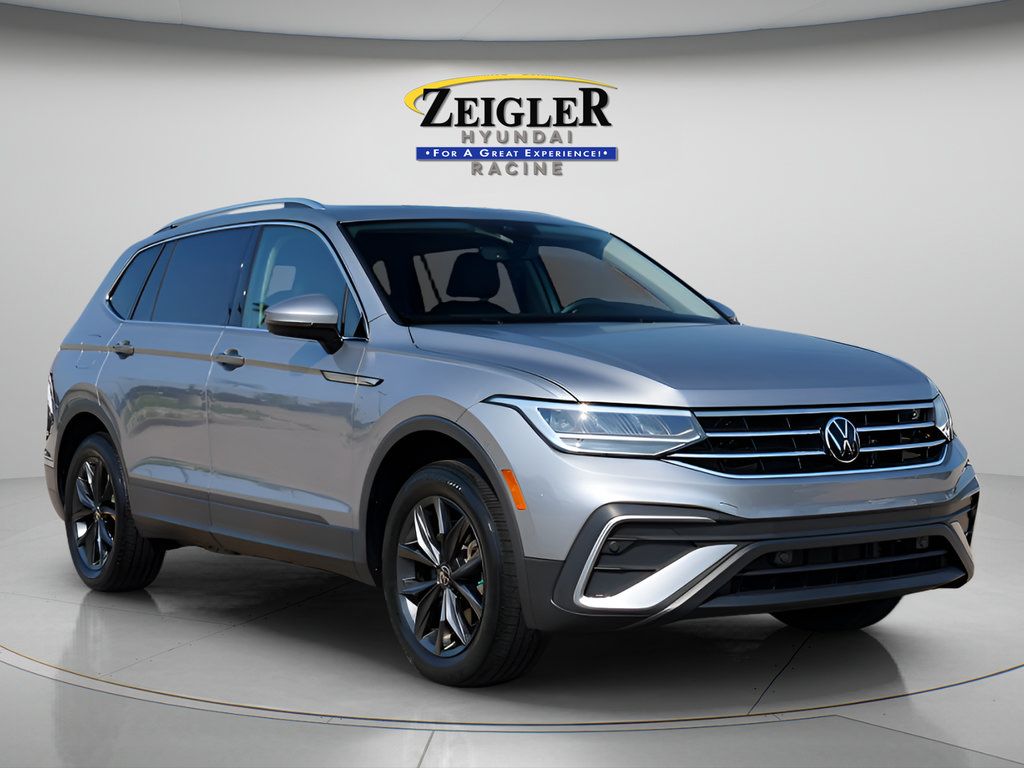 Used 2023 Volkswagen Tiguan SE w/ Panoramic Sunroof Package FWD image 1