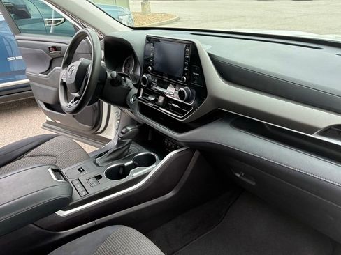 Used 2021 Toyota Highlander L FWD image 19