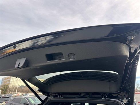 Used 2025 Chevrolet Traverse LT w/ Enhanced Driving Package image 16