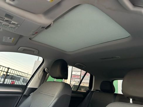 Used 2016 Volkswagen Golf S image 21