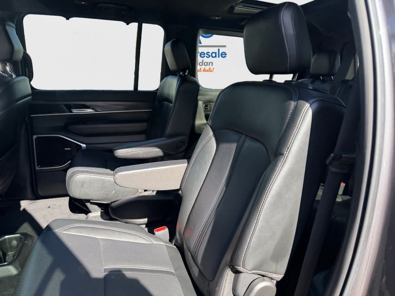 Used 2023 Jeep Wagoneer Series III w/ Premium Group I AWD/4WD image 18