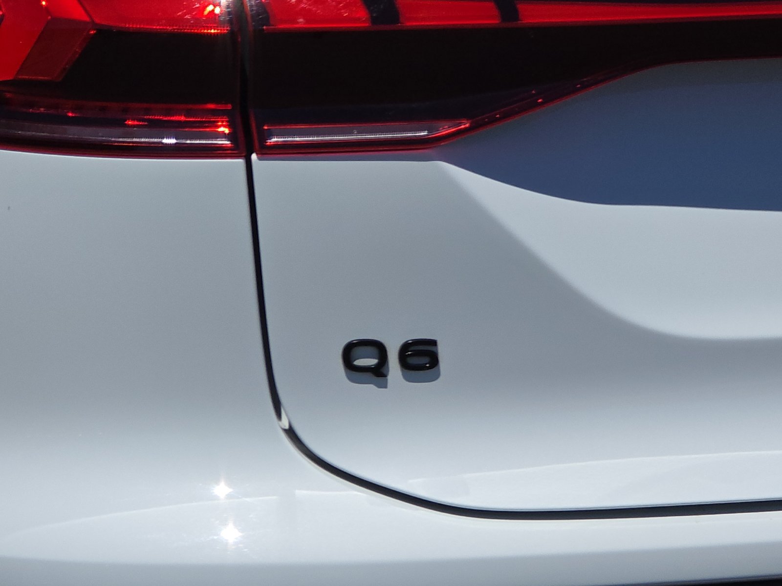 Used 2025 Audi Q6 e-tron Premium RWD image 32
